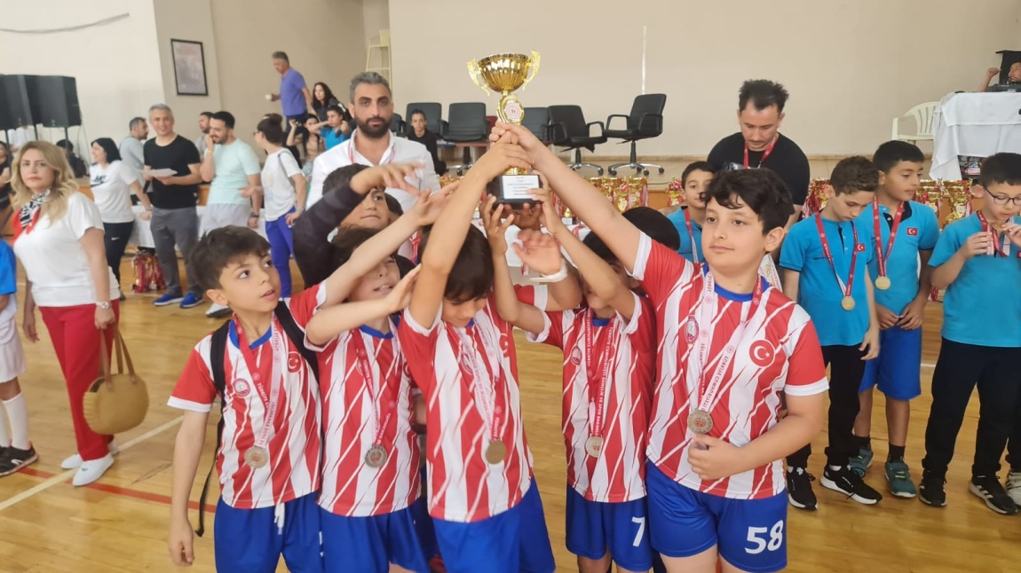 İLÇE FUTBOL TURNUVASIMDA OKUL TAKIMIMIZ KUPA KAZANMIŞTIR. ÖĞRENCİLERİMZİ TEBRİK EDİYORUZ.